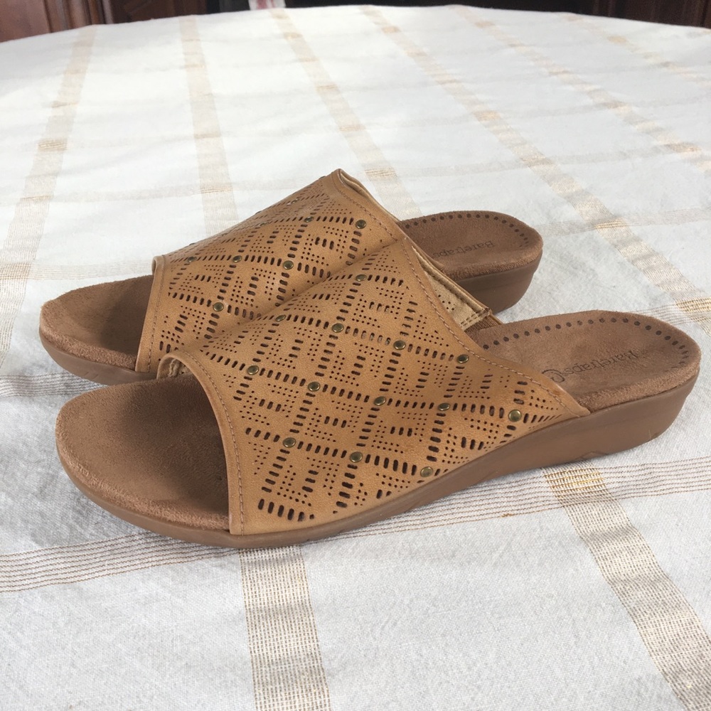 7 1/2 MED BARETRAPS SUEDE TAN SOLE WITH CUTWORK BRUSHED BRASS METAL DECORATION.
